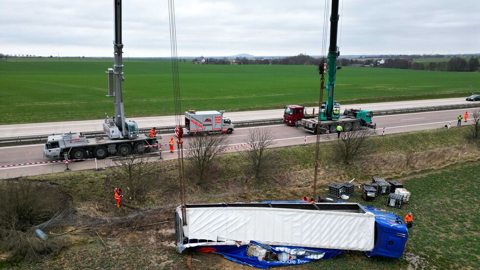 Der Laster lag seit letzte Woche neben der Autobahn in einem vom Regen aufgeweichten Feld. Der Laster lag seit letzte Woche neben der Autobahn in einem vom Regen aufgeweichten Feld.