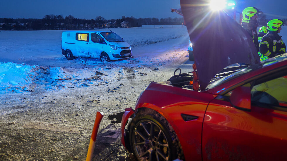 Ein Tesla und ein Ford-Transporter stießen zusammen.