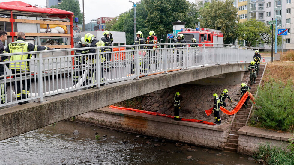 Am Falkeplatz wurde eine Ölsperre in der Chemnitz errichtet.