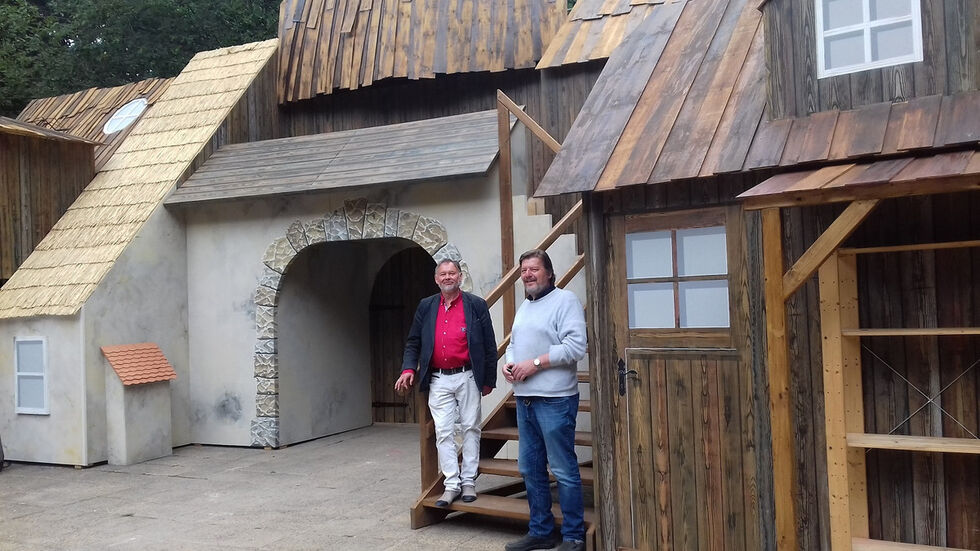 Werner Haas und Rolf Esche von der Küchwaldbühne vor der Kulisse von "Anatevka". Foto Redaktion Werner Haas und Rolf Esche von der Küchwaldbühne vor der Kulisse von "Anatevka". Foto Redaktion