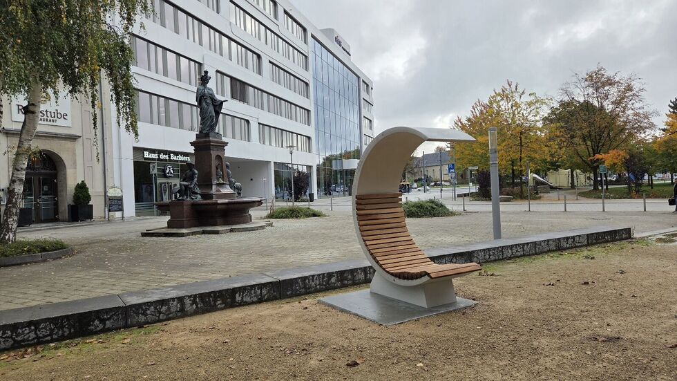 Für einen solchen Betonsessel in Form eines großen „C“ legte die Stadt 15.000 Euro auf den Tisch. Für einen solchen Betonsessel in Form eines großen „C“ legte die Stadt 15.000 Euro auf den Tisch.