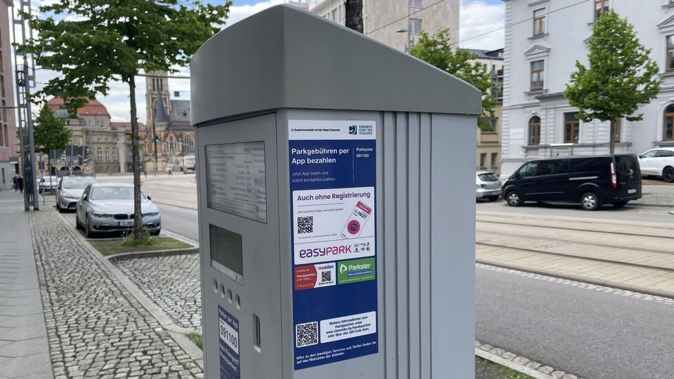 An solchen Parkautomaten hatten die Ganoven in Chemnitz über den originalen QR-Code Etiketten mit gefälschten Codes geklebt. An solchen Parkautomaten hatten die Ganoven in Chemnitz über den originalen QR-Code Etiketten mit gefälschten Codes geklebt.