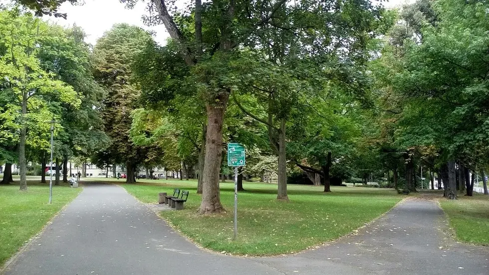 Der Park auf dem Schillerplatz am Busbahnhof. Hier fuhr ein Radfahrer in Schlangenlinien, ging mit Boxbewegungen auf Polizisten zu und stand laut Drogentest unter Amphetaminen und Opiaten.
Der Park auf dem Schillerplatz am Busbahnhof. Hier fuhr ein Radfahrer in Schlangenlinien, ging mit Boxbewegungen auf Polizisten zu und stand laut Drogentest unter Amphetaminen und Opiaten.
