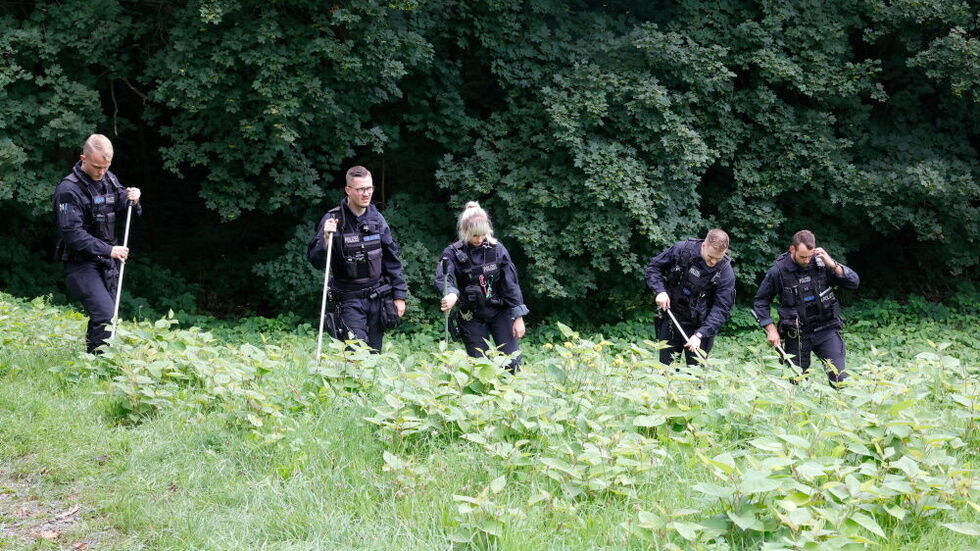 Beamte auf Spurensuche im Stadtpark.
