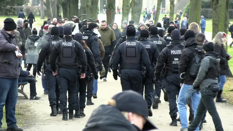 Die Polizei in Dresden stellte sich "Spaziergängern" in den Weg. Die Polizei in Dresden stellte sich "Spaziergängern" in den Weg.