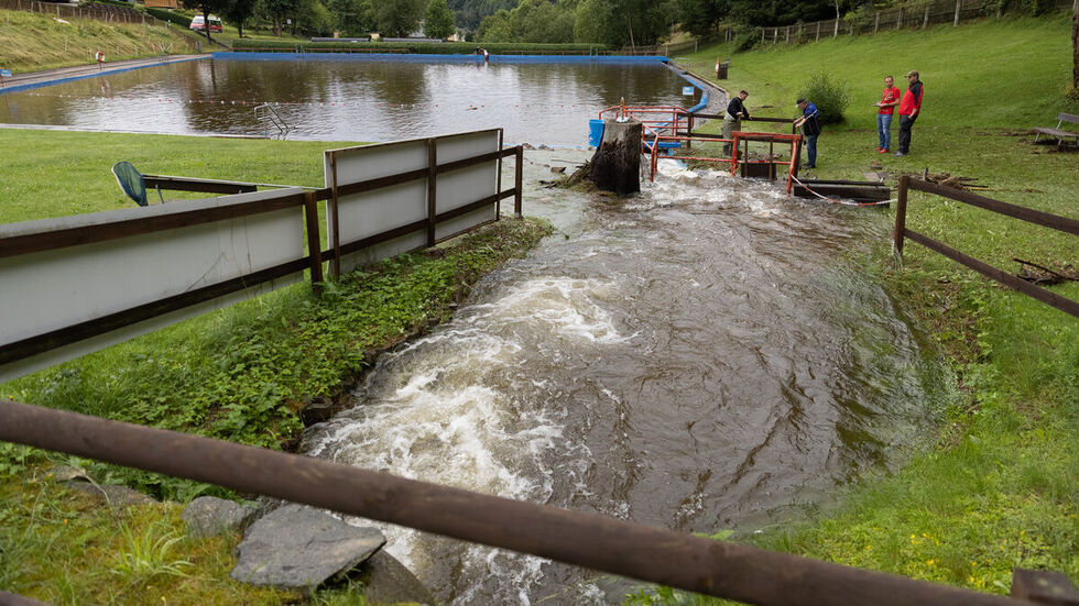 Angeschwemmtes Geröll versperrt immer wieder die Abflüsse am Freibad. Sie müssen ständig freigeräumt werden.
