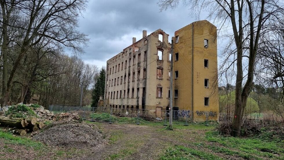 Die Ruine der ehemaligen Spinnmühle. Der Abriss dauert sieben Monate und kostet 500.000 Euro - wir erklären warum. Die Ruine der ehemaligen Spinnmühle. Der Abriss dauert sieben Monate und kostet 500.000 Euro - wir erklären warum.
