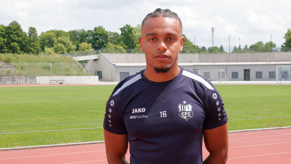 Sein großes Plus: Ekui kann jede Position auf der linken Seite spielen. Linksverteidiger? Linksaußen? Kein Problem! Sein großes Plus: Ekui kann jede Position auf der linken Seite spielen. Linksverteidiger? Linksaußen? Kein Problem!