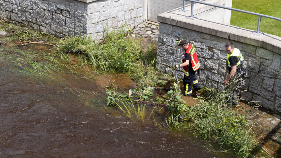 Verzweifelt wird auch am Mittwoch nach dem vermissten Mann gesucht, auch ein Hubschrauber ist im Einsatz. Verzweifelt wird auch am Mittwoch nach dem vermissten Mann gesucht, auch ein Hubschrauber ist im Einsatz.