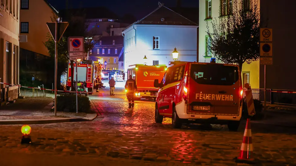 Wegen der Chemikalien kam auch die Feuerwehr zum Einsatz. Wegen der Chemikalien kam auch die Feuerwehr zum Einsatz.