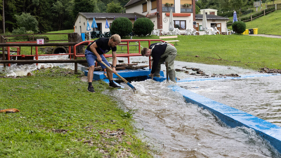 Das Freibad in Steinbach, voller Schlamm.
