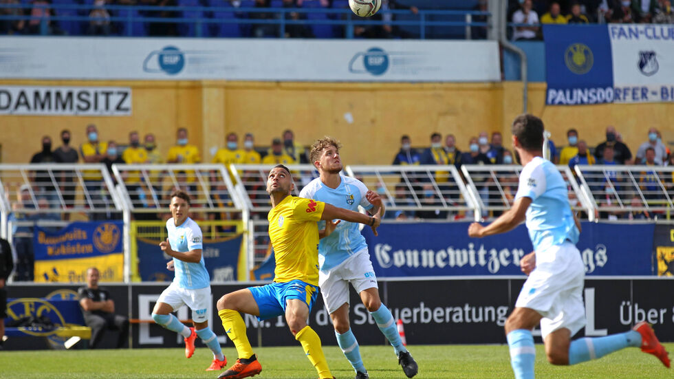Zweikampf zwischen Djamal Ziane (Lok Leipzig) und Tim Campulka (Chemnitzer FC)