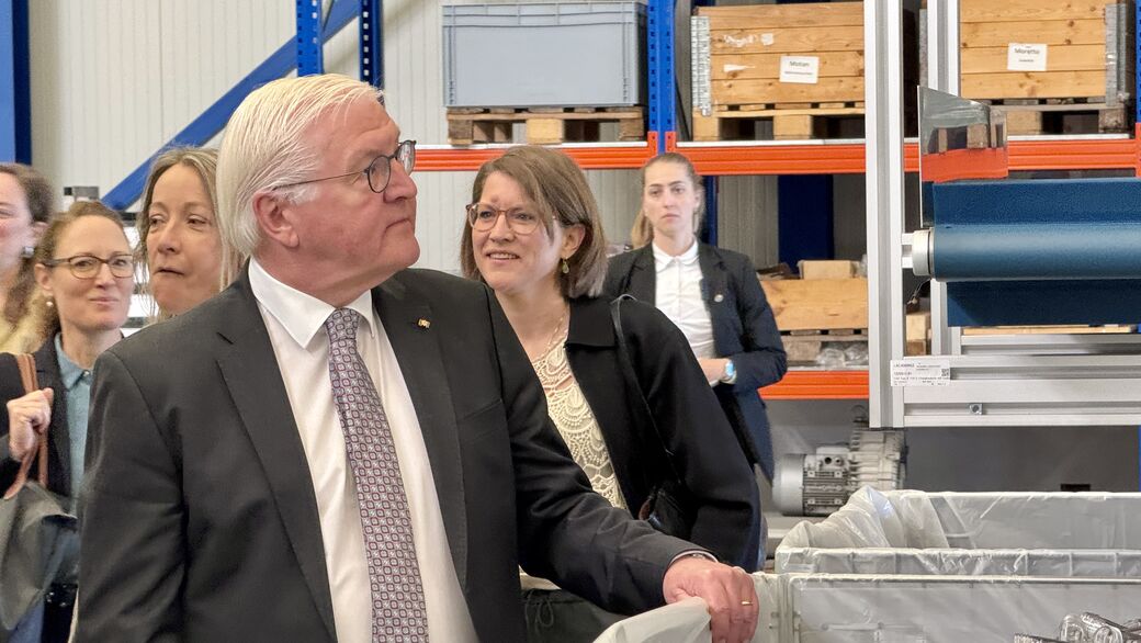 Auf einem Unternehmensrundgang werden dem Bundespräsidenten die Produktionsschritte präsentiert. 