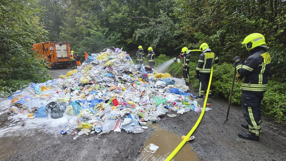 Ein brennendes Müllauto hat am Vormittag die Feuerwehr in Chemnitz-Einsiedel beschäftigt. Ein brennendes Müllauto hat am Vormittag die Feuerwehr in Chemnitz-Einsiedel beschäftigt.