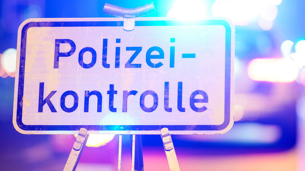 Polizei stoppt zwei Fahrer in Chemnitz mit über 1,7 Promille. Ein 36-jähriger Autofahrer und ein 17-jähriger E-Scooter-Fahrer mussten zur Blutentnahme und erhielten Anzeigen wegen Trunkenheit im Verkehr.