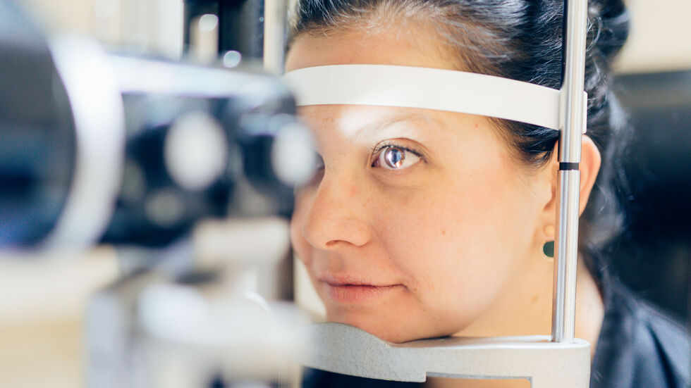 Am Chemnitzer Klinikum ist erstmals in Sachsen einem Patienten erfolgreich eine künstliche Hornhaut ins Auge implantiert worden.