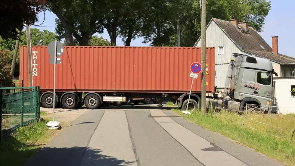 In Chemnitz-Euba ist eine Wende mit einem Sattelzug misslungen. Der LKW fuhr sich fest und prallte gegen eine Garage.
In Chemnitz-Euba ist eine Wende mit einem Sattelzug misslungen. Der LKW fuhr sich fest und prallte gegen eine Garage.