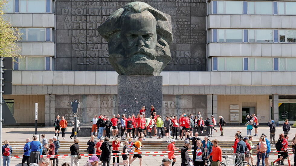 Die Läufer passierten auch den Nischel in der Brückenstraße.