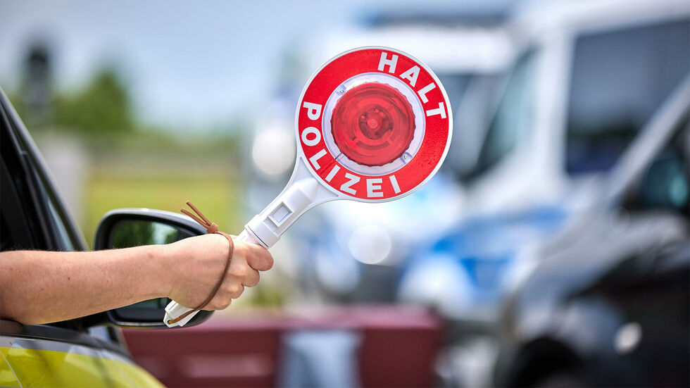 Chemnitz: Ein E-Scooter-Fahrer flog bei einer Kontrolle auf. Abgelaufenes Kennzeichen, Drogen im Blut und Haftbefehl wegen Drogendelikten – am Ende ging es direkt in den Knast!