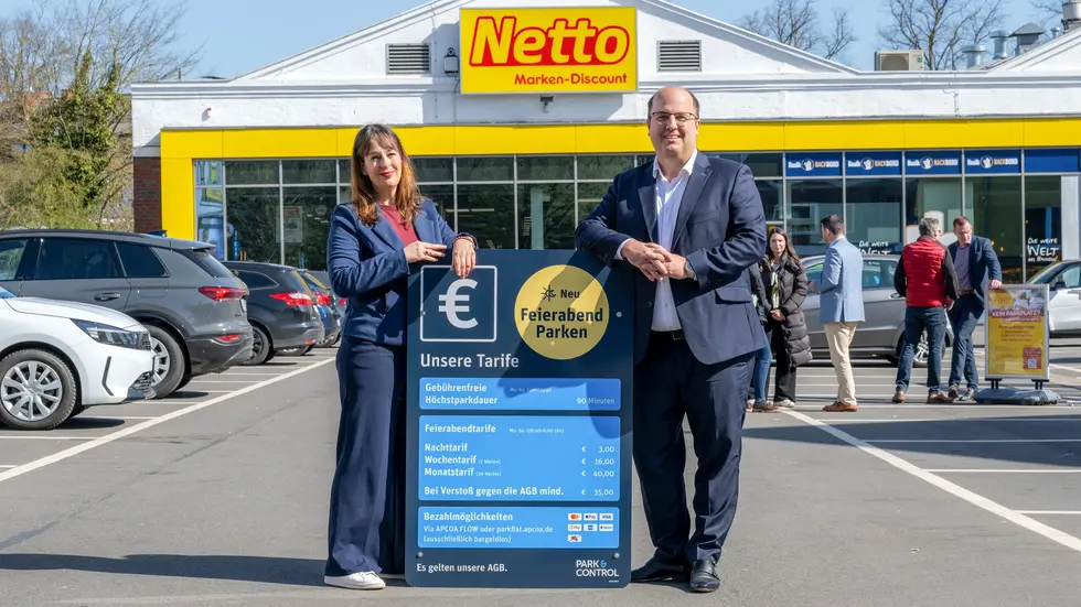 Netto-Unternehmenssprecherin Christina Stylianou und Daniel Riehn, Commercial Director der APCOA Deutschland GmbH.führer der Park & Control PAC GmbH.