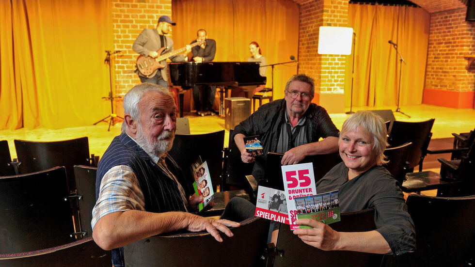 Andreas Zweigler (78), Gerd Ulbricht (65) und Ellen Schaller (60, v.l.) haben für das 55-Jährige Jubiläum die schönsten Stücke aus den letzten Jahren herausgesucht. Andreas Zweigler (78), Gerd Ulbricht (65) und Ellen Schaller (60, v.l.) haben für das 55-Jährige Jubiläum die schönsten Stücke aus den letzten Jahren herausgesucht.