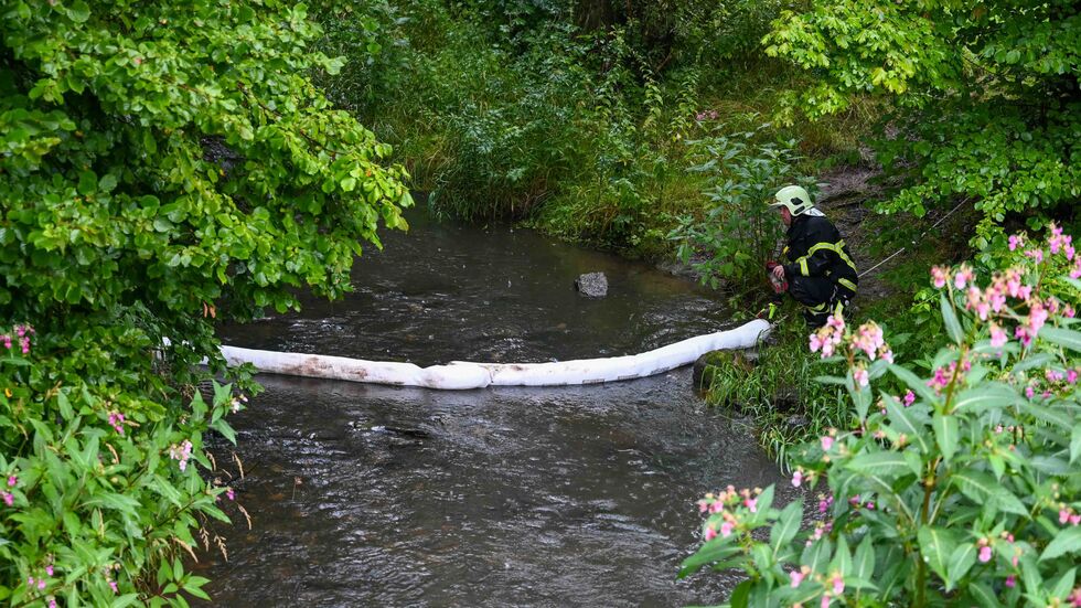 Dutzende Liter Diesel verteilen sich auf der Fahrbahn – und fließen weiter über Gullys in die Striegis. Feuerwehrleute setzen dort Ölsperren ein. Dutzende Liter Diesel verteilen sich auf der Fahrbahn – und fließen weiter über Gullys in die Striegis. Feuerwehrleute setzen dort Ölsperren ein.