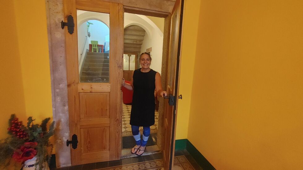 Schwimm-Meisterin Kathrin Hübl wohnt an der Neefestraße hinter einer Tür aus dem Jahr 1870. Schwimm-Meisterin Kathrin Hübl wohnt an der Neefestraße hinter einer Tür aus dem Jahr 1870.