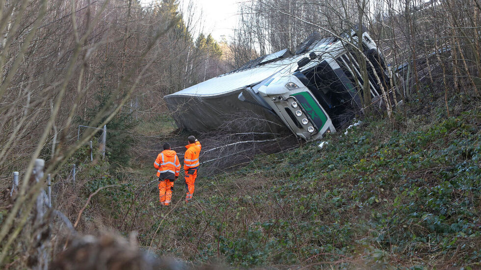 Der Fahrer konnte unverletzt aus dem Führerhaus klettern. 