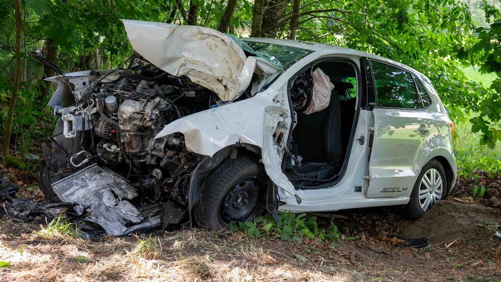 Ein tödlicher Unfall ereignete sich am Freitagmittag bei Mittweida. Ein Pkw-Fahrer prallte mit seinem VW gegen einen Baum. Ein tödlicher Unfall ereignete sich am Freitagmittag bei Mittweida. Ein Pkw-Fahrer prallte mit seinem VW gegen einen Baum.