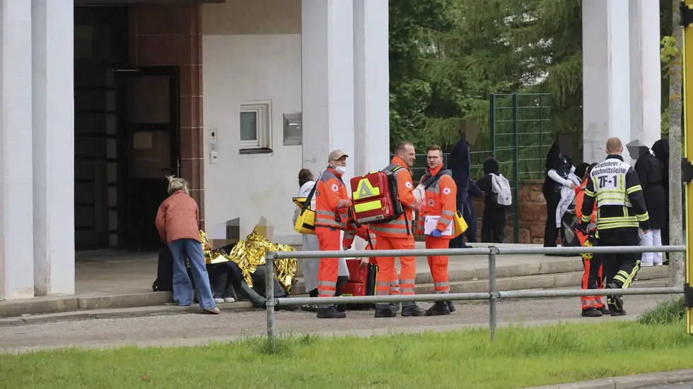 Großeinsatz an einer Schule in Chemnitz-Gablenz: In der Diesterweg-Oberschule wurde eine unbekannte Substanz versprüht. Zwei Kinder kamen ins Krankenhaus.
