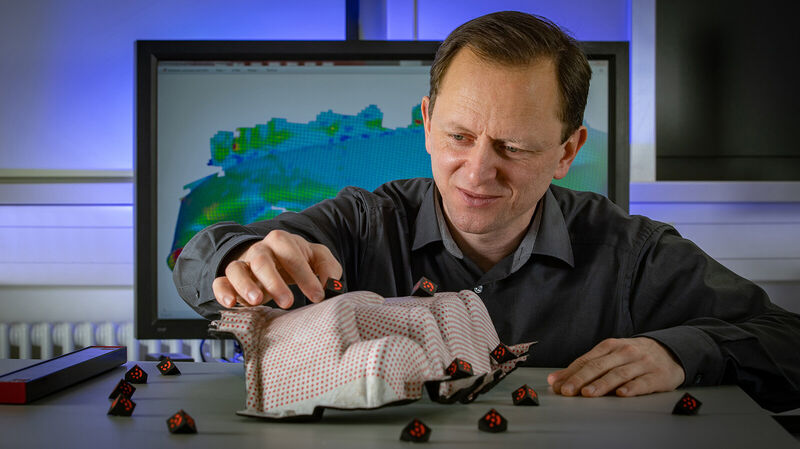 MERGE-Wissenschaftler Dr. Roman Rinberg platziert Marker auf einer Demonstratorversion der Mikrosandwich-Kartentasche.