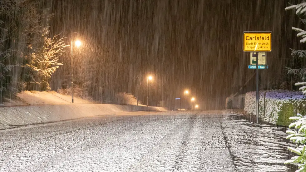 Auf den Straßen bildete sich eine geschlossene Schneedecke.