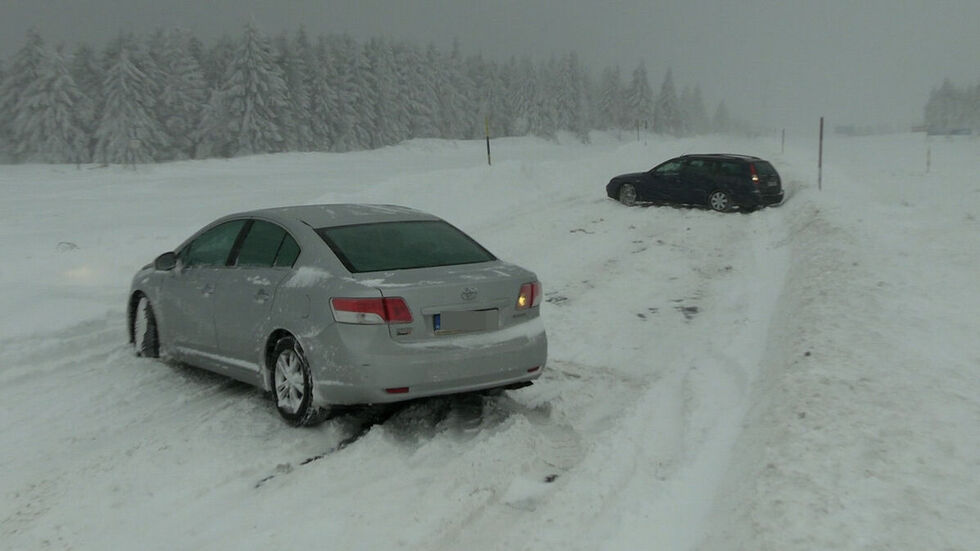 Autofahrer mussten mühevoll wenden, da sie nicht mehr vorankamen. Autofahrer mussten mühevoll wenden, da sie nicht mehr vorankamen.