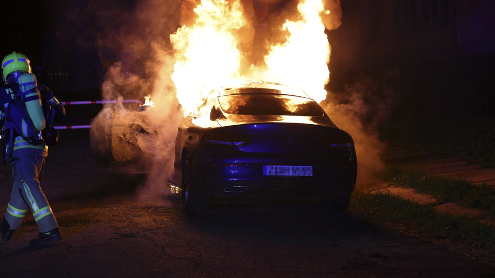 Beim Eintreffen der Feuerwehr stand der Mercedes lichterloh in Flammen. Beim Eintreffen der Feuerwehr stand der Mercedes lichterloh in Flammen.