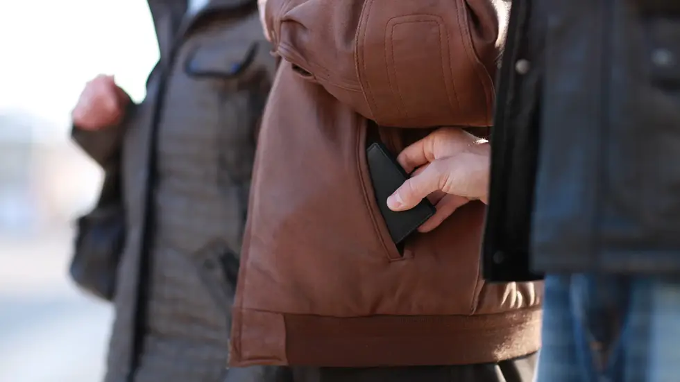 Polizisten stellten am Donnerstagabend zwei Männer nach einem Diebstahl einer Geldbörse in der Chemnitzer Innenstadt. Polizisten stellten am Donnerstagabend zwei Männer nach einem Diebstahl einer Geldbörse in der Chemnitzer Innenstadt.