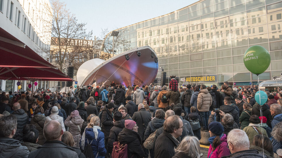 Schon seit dem frühen Nachmittag füllten die Gäste die Innenstadt. Foto: Bela Bender Schon seit dem frühen Nachmittag füllten die Gäste die Innenstadt. Foto: Bela Bender
