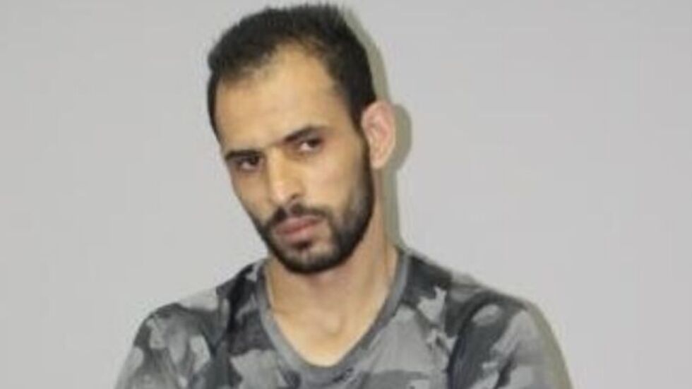 Wenn Sie diesen Mann sehen, bitte sofort die Polizei alarmieren. Wenn Sie diesen Mann sehen, bitte sofort die Polizei alarmieren.