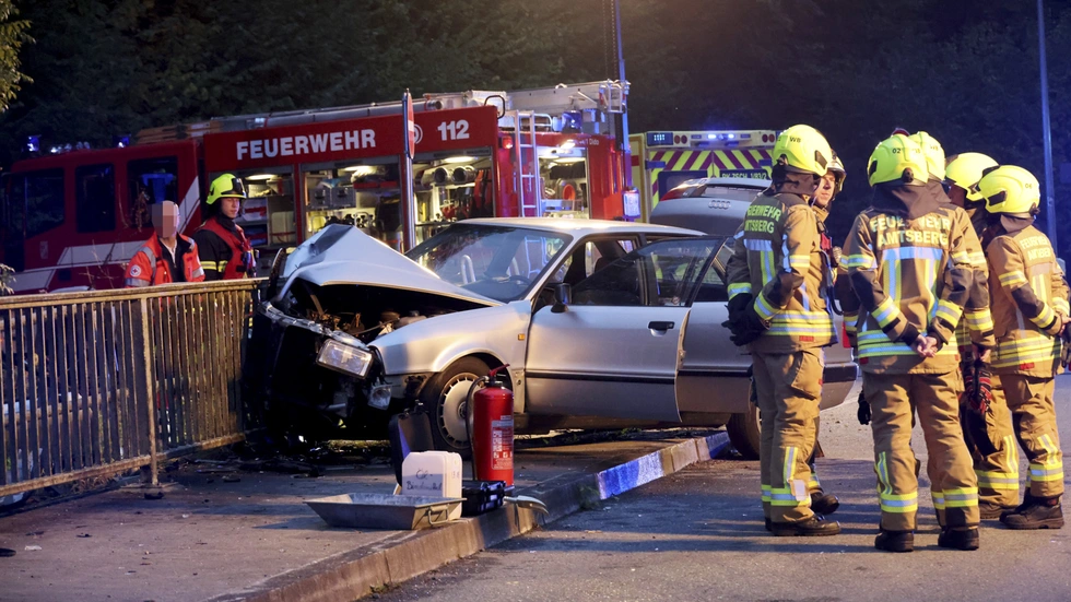 Bei dem schweren Unfall in Amtsberg wurden drei Menschen schwer verletzt. Feuerwehr, Rettungsdienst und ein Hubschrauber waren im Einsatz. Bei dem schweren Unfall in Amtsberg wurden drei Menschen schwer verletzt. Feuerwehr, Rettungsdienst und ein Hubschrauber waren im Einsatz.