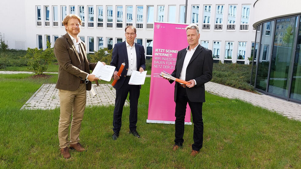 Baubürgermeister Michael Stötzer sowie Hendrik König und Matthias Matzsch von der Telekom haben am Donnerstag eine Absichtserklärung zum Glasfaserausbau unterschrieben. Baubürgermeister Michael Stötzer sowie Hendrik König und Matthias Matzsch von der Telekom haben am Donnerstag eine Absichtserklärung zum Glasfaserausbau unterschrieben.