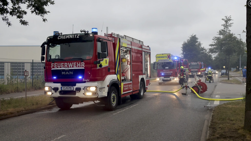 Erneut Feuer in einer Recycling-Firma in Chemnitz: An der Thalheimer Straße brannte Müll. Erneut Feuer in einer Recycling-Firma in Chemnitz: An der Thalheimer Straße brannte Müll.