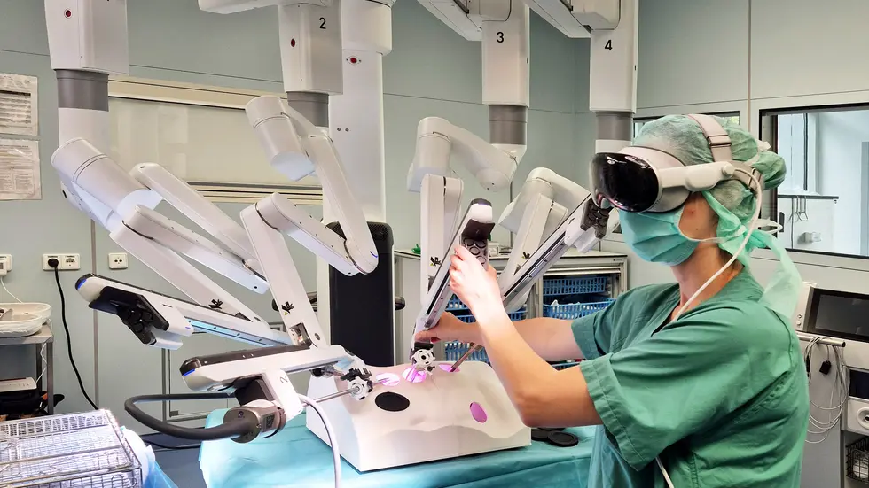 Robotersysteme, die Bewegungsbefehle des Chirurgen hochpräzise, in Echtzeit und millimetergenau übersetzen, dabei auch feinstes Zittern herausfiltern können, sind bereits erfolgreich in Kliniken im Einsatz. Nun verspricht die Kombination dieser Technik mit Datenbrillen einen weiteren Innovationsschub. Robotersysteme, die Bewegungsbefehle des Chirurgen hochpräzise, in Echtzeit und millimetergenau übersetzen, dabei auch feinstes Zittern herausfiltern können, sind bereits erfolgreich in Kliniken im Einsatz. Nun verspricht die Kombination dieser Technik mit Datenbrillen einen weiteren Innovationsschub.