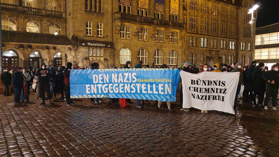 Auf dem Neumarkt gab es eine angemeldete Demo mit rund 200 Teilnehmern, die sich gegen die unangemeldeten Proteste gegen die Corona-Politik richteten.