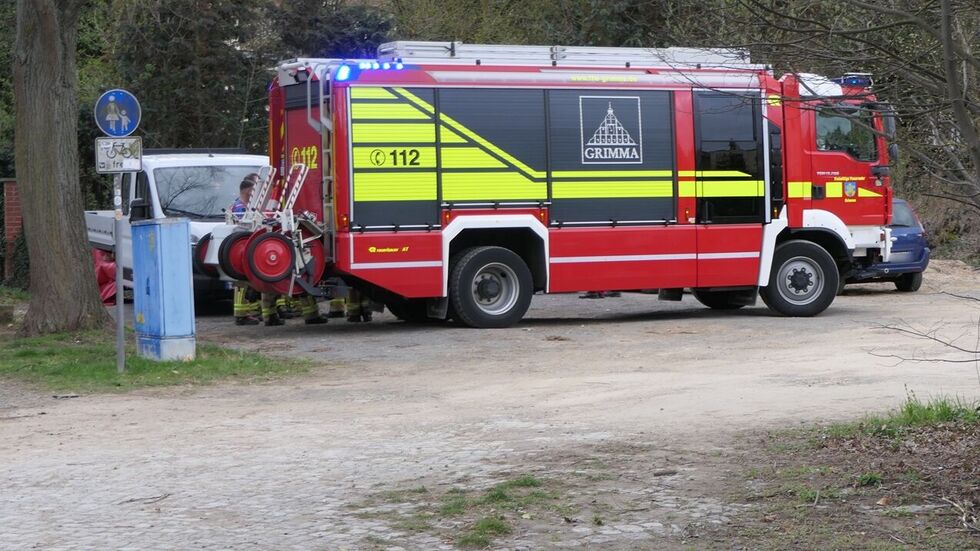 Rettungskräfte auf dem Parkplatz, wo das tödliche Unglück passierte. Rettungskräfte auf dem Parkplatz, wo das tödliche Unglück passierte.