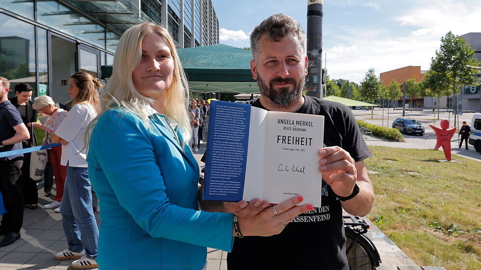 Cindy Schwarzer und Ronny Berthold haben sich ein Buch signieren lassen. Cindy Schwarzer und Ronny Berthold haben sich ein Buch signieren lassen.