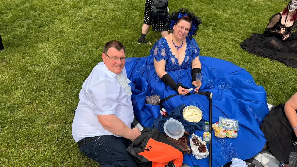Diese Dame fiel durch ihr buntes Kleid auf - blau ist eher nicht so die Farbe des Viktorianischen Picknicks. Aber erlaubt ist natürlich alles, was Spaß macht. Diese Dame fiel durch ihr buntes Kleid auf - blau ist eher nicht so die Farbe des Viktorianischen Picknicks. Aber erlaubt ist natürlich alles, was Spaß macht.