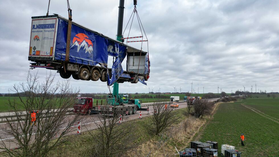 Am Mittwochnachmittag hing der verunglückte Laster endlich am Haken von zwei Spezialkränen. Am Mittwochnachmittag hing der verunglückte Laster endlich am Haken von zwei Spezialkränen.