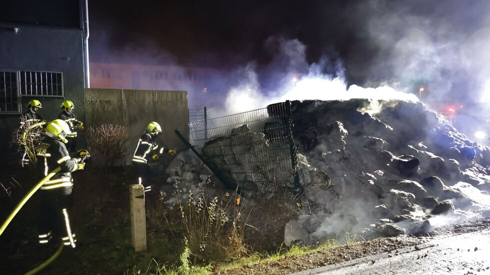 Die Feuerwehr konnte ein Ausbreiten der Flammen verhindern. Die Feuerwehr konnte ein Ausbreiten der Flammen verhindern.