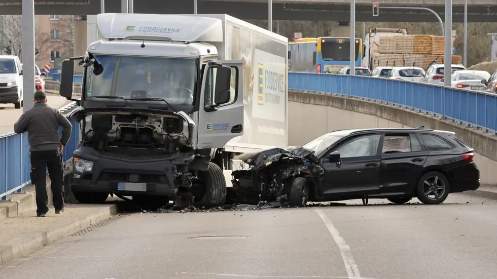 Gegen 8 Uhr war ein 35-jähriger Skoda-Fahrer stadteinwärts unterwegs und kam aus noch ungeklärter Ursache auf die Gegenfahrbahn. Dort stieß er frontal mit einem LKW zusammen.