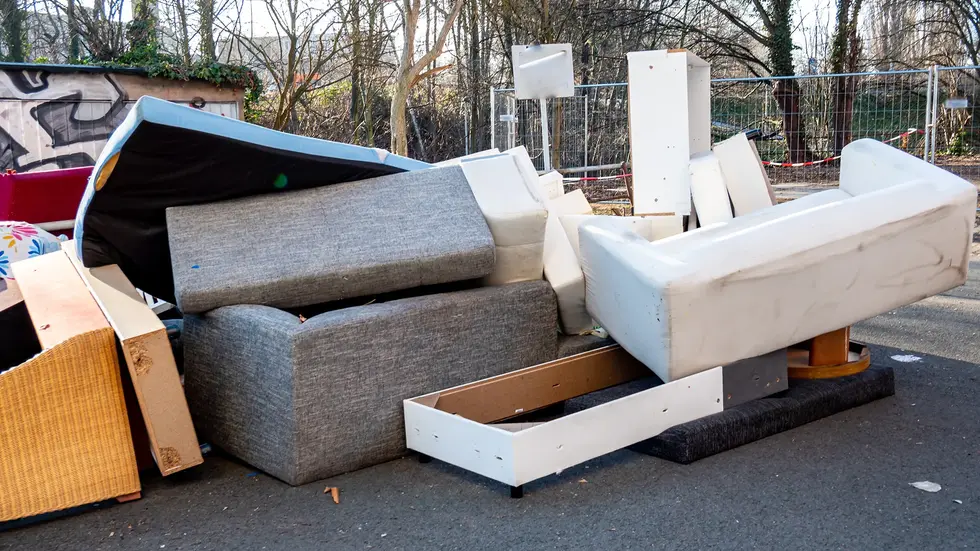 Auch illegal abgestellter Sperrmüll wird häufig über den Mängelmelder angezeigt. Auch illegal abgestellter Sperrmüll wird häufig über den Mängelmelder angezeigt.