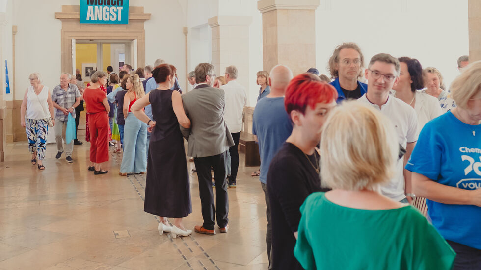Allein am Eröffnungswochenende kamen rund 2.200 Menschen, um Gemälde, Skulpturen, Installationen und Fotografien zu sehen.